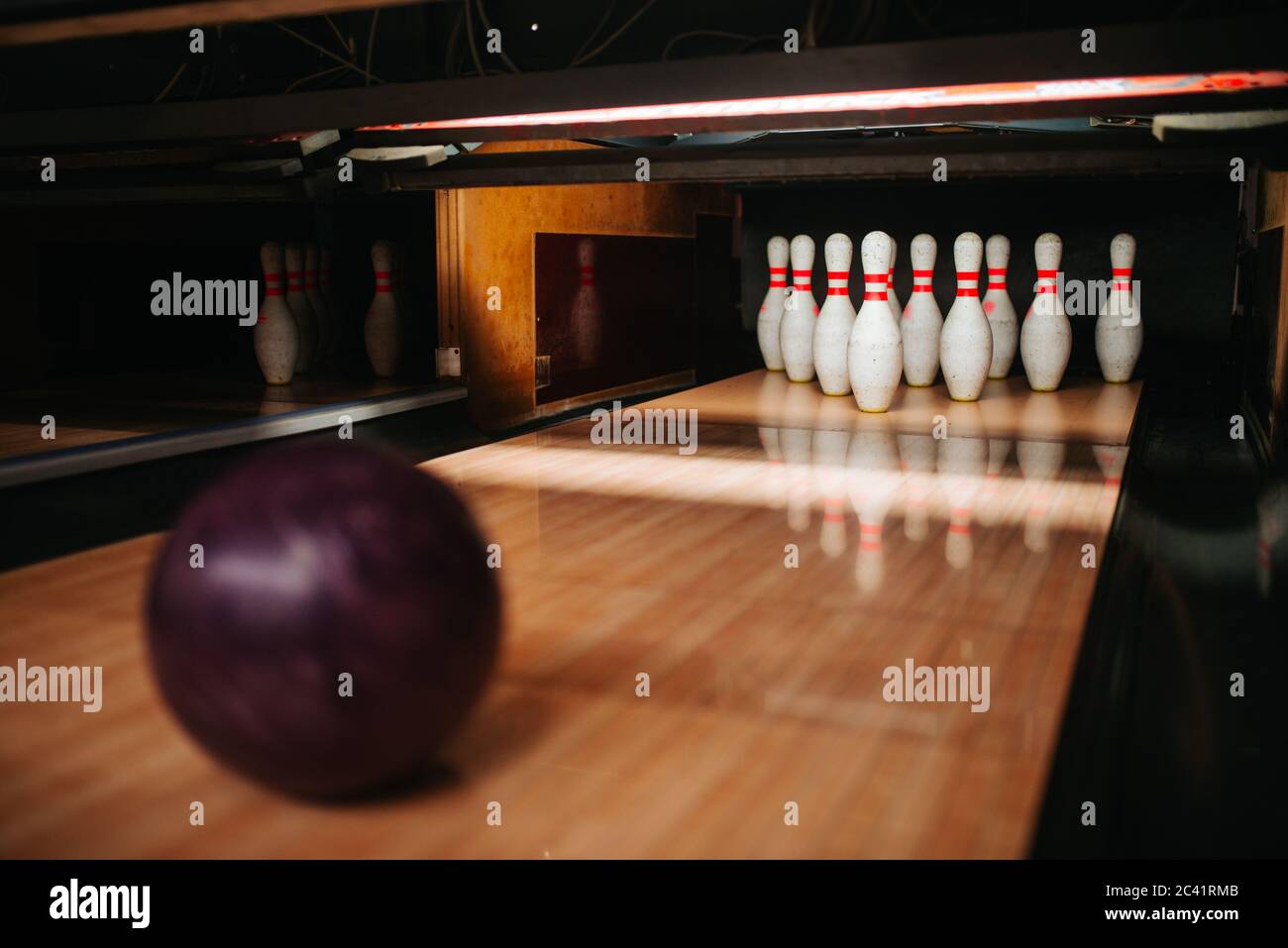 Piste de bowling avec épingles et une balle Banque D'Images