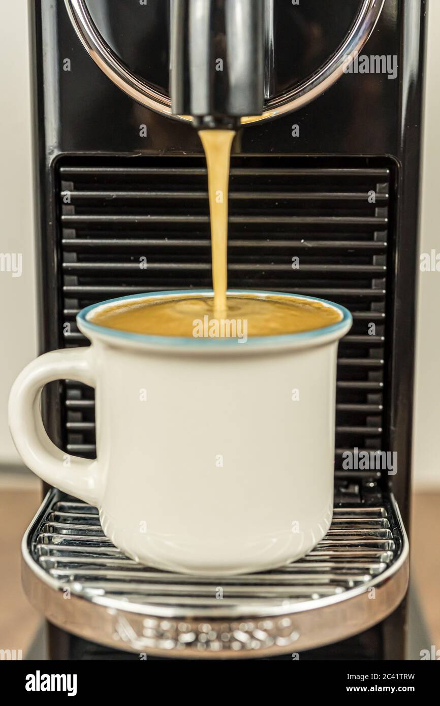 Bayonne, France. 23.06.2020. Café Espresso préparé avec machine à café  Nespresso. Gros plan, technologie de base Photo Stock - Alamy