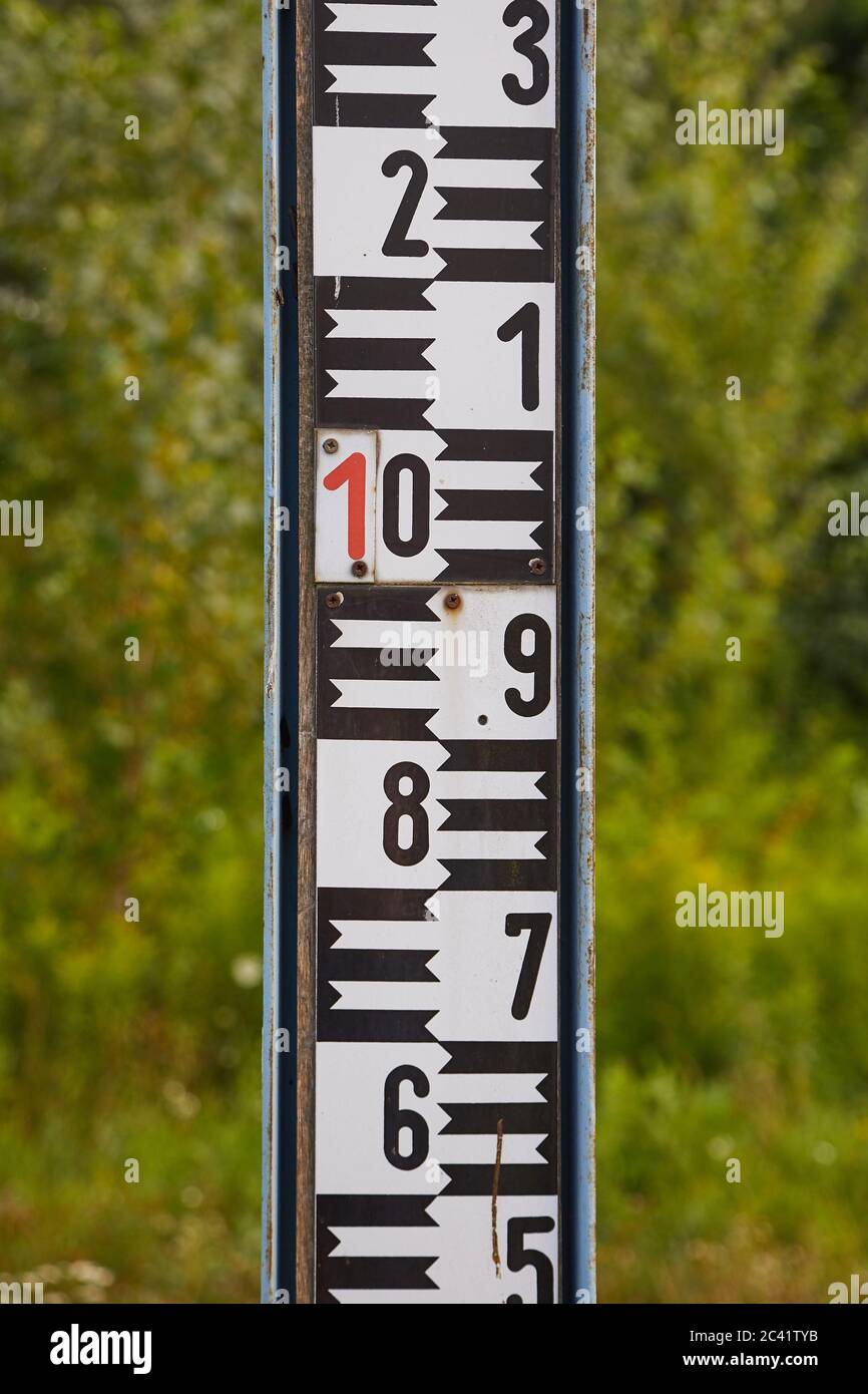 Balance de la jauge de cours d'eau dans une rivière Banque D'Images