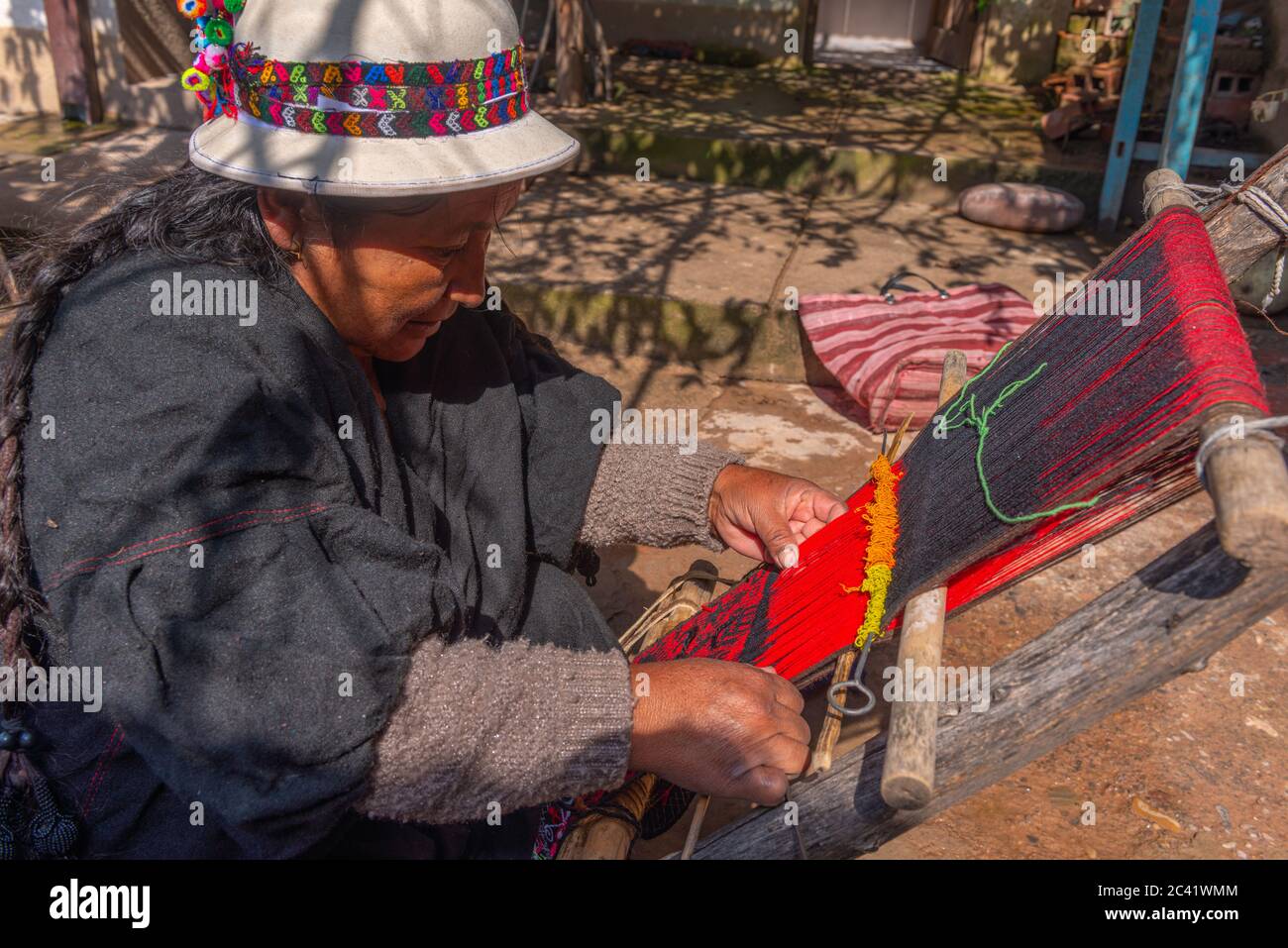 Femme âgée tisserand tissage local rouge et noir Jalq'a motif artistique, Potolo, Departamento Chuquisaca, Bolivie, Amérique latine Banque D'Images