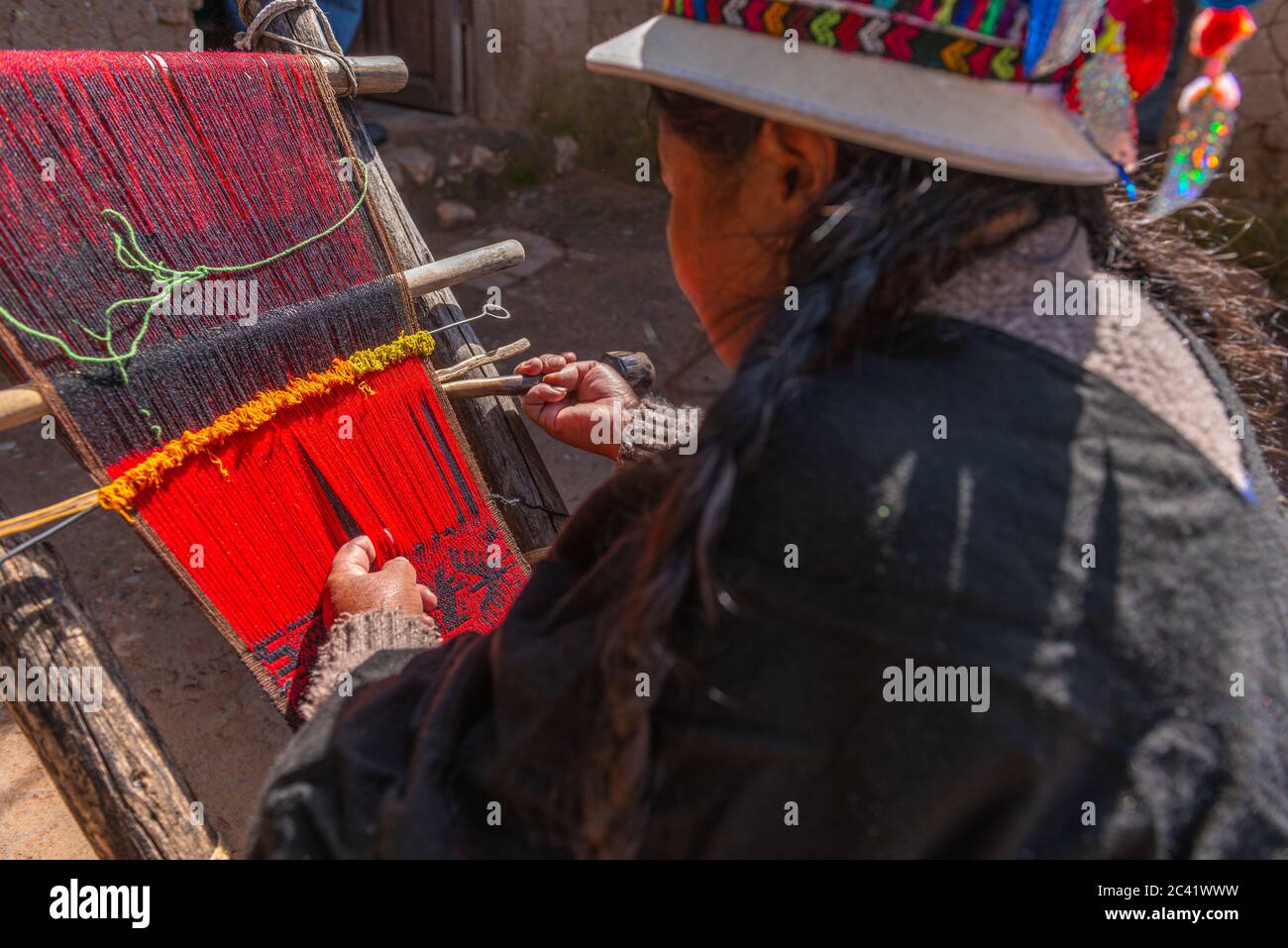 Femme âgée tisserand tissage local rouge et noir Jalq'a motif artistique, Potolo, Departamento Chuquisaca, Bolivie, Amérique latine Banque D'Images