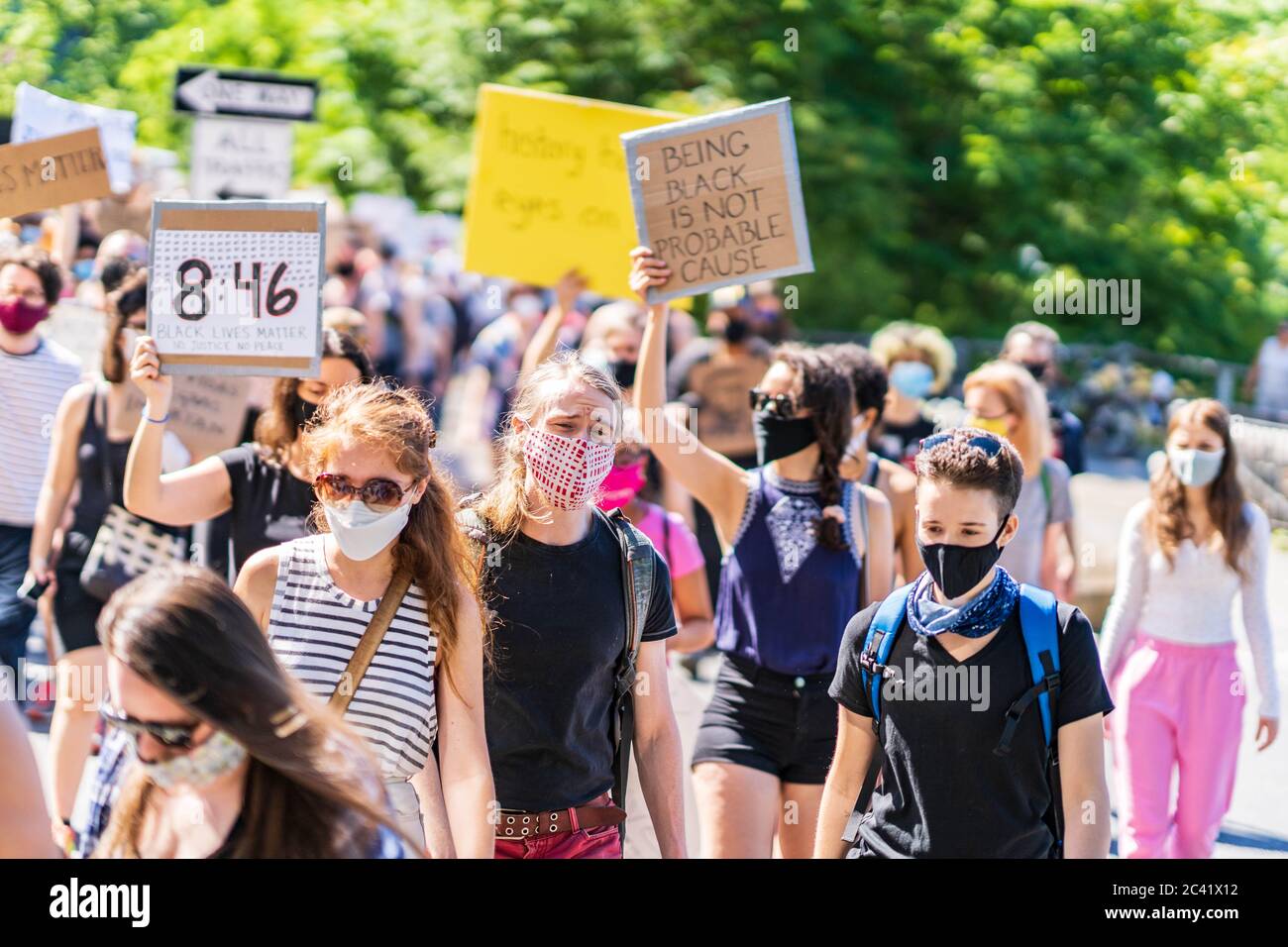 Manhattan, New York - 13 juin 2020 : la vie noire est importante les manifestants pacifiques exercent leur droit au premier amendement et s'opposent à la brutalité policière. Banque D'Images