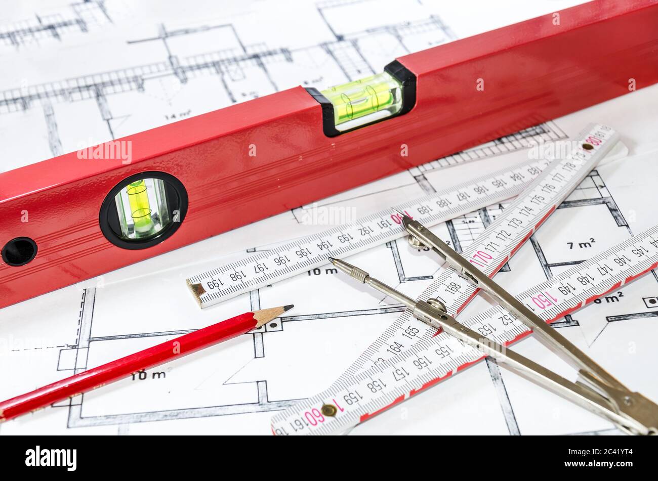 Niveau à bulle, crayon, compas et compas sur un plan de construction Photo  Stock - Alamy