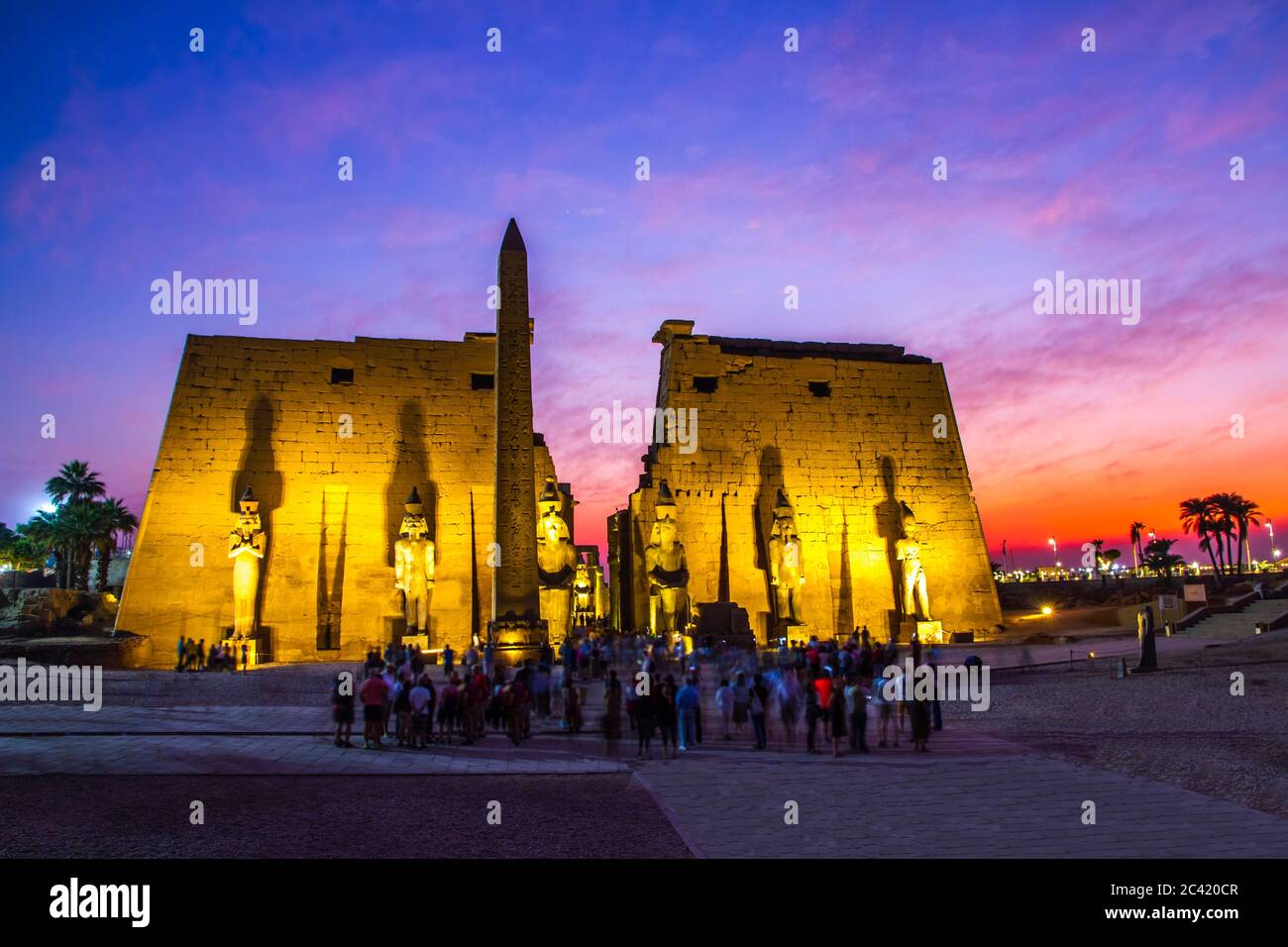 Ruines antiques du temple de Louxor au coucher du soleil, site classé au patrimoine mondial de l'UNESCO, Louxor, Egypte. Banque D'Images