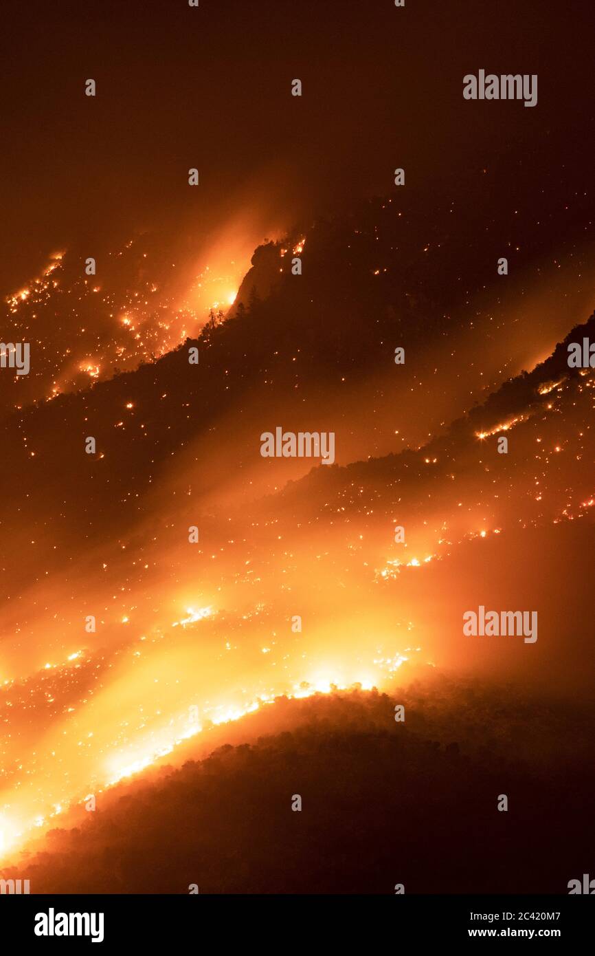 Feu de Bighorn faisant rage dans les montagnes de Santa Catalina, Tucson, Arizona, États-Unis Banque D'Images