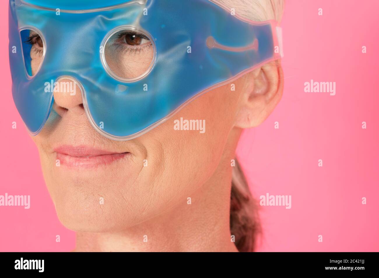 Femme âgée avec un masque en gel pour les yeux Banque D'Images