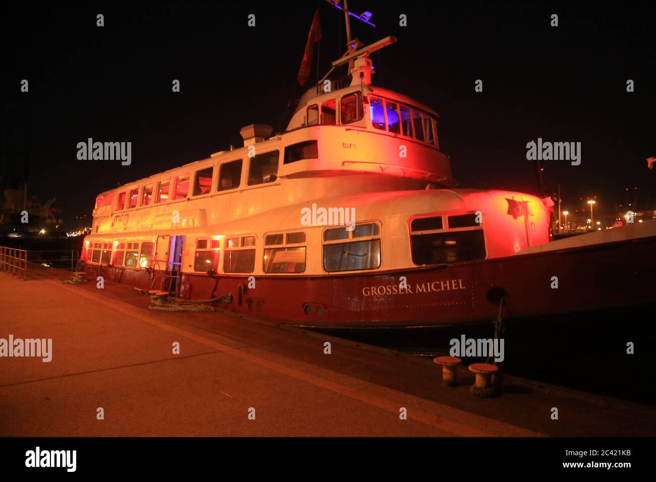 Nuit de lumière 2020 h Hannegate à Hambourg.22.6.2020 Die presse wurde mit einem Eventschiff 'der große Michel' zum Hafen à Ovelgönne gefahren, dort Banque D'Images