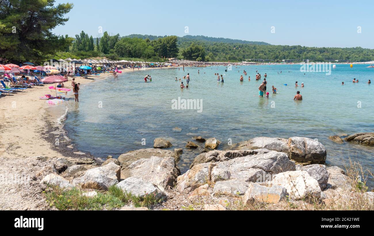 Chalkidiki, Grèce, juillet 25 2017: Personnes nageant et appréciant des vacances d'été. Plage de Paliouri, Khalkidhiki Grèce Banque D'Images