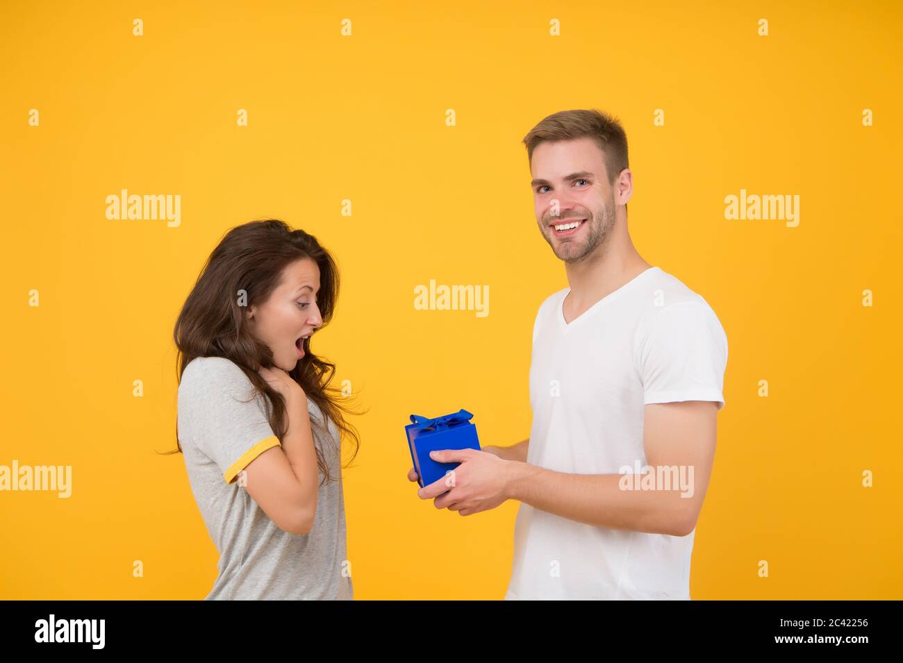 La Rendre Heureuse Jour Special Le Bonheur Est Reel Joyeux Anniversaire Homme Donner Boite A La Fille D Anniversaire Anniversaire Couple Amoureux Fete Des Fetes Shopping Cadeau D Anniversaire Presenter Les Achats Photo Stock La Rendre Heureuse Jour Special Le Bonheur Est Reel Joyeux Anniversaire Homme Donner Boite A La Fille D Anniversaire Anniversaire Couple Amoureux Fete Des Fetes Shopping Cadeau D Anniversaire Presenter Les Achats Photo Stock