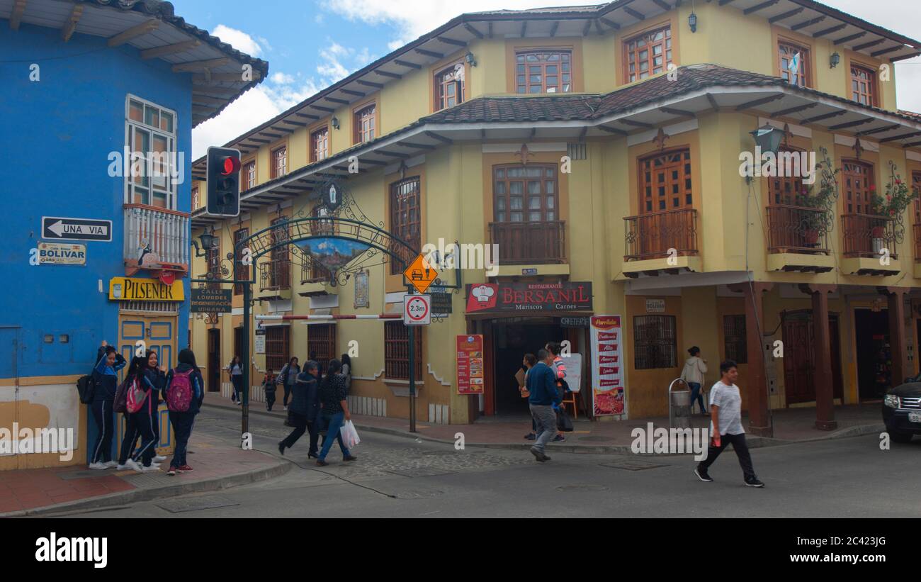 Inmaculada Concepcion de Loja, Loja / Equateur - Mars 30 2019: Activité quotidienne dans le secteur commercial dans le centre historique de la ville Banque D'Images
