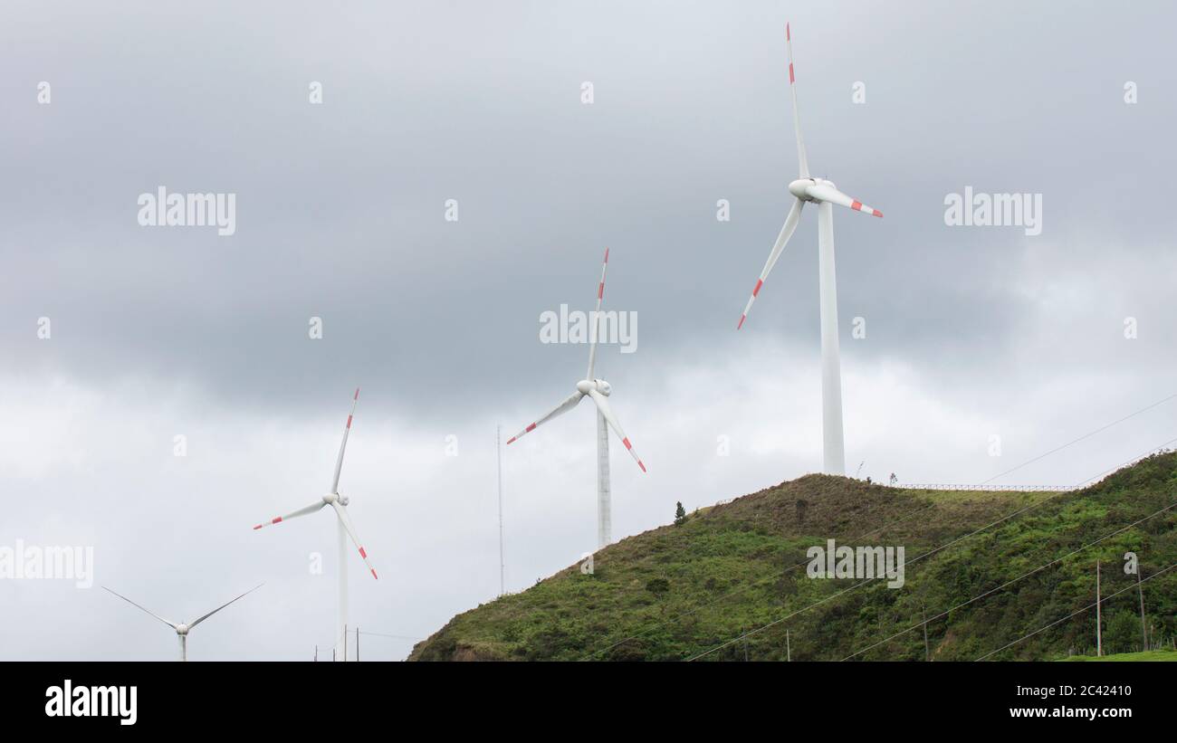 Inmaculada Concepcion de Loja, Loja / Equateur - 1 avril 2019: Vue sur les éoliennes de la centrale éolienne de Villonaco Banque D'Images