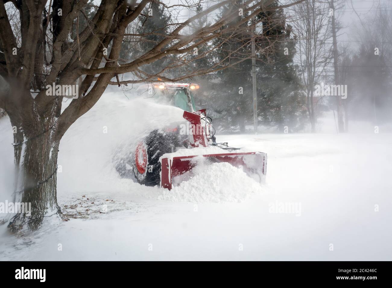 Souffleuse à neige soufflant de neige de l'allée durant le blizzard, Meaford, Ontario, Canada Banque D'Images