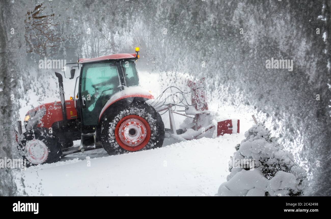 Souffleuse à neige soufflant de neige de l'allée durant le blizzard,  Meaford, Ontario, Canada Photo Stock - Alamy