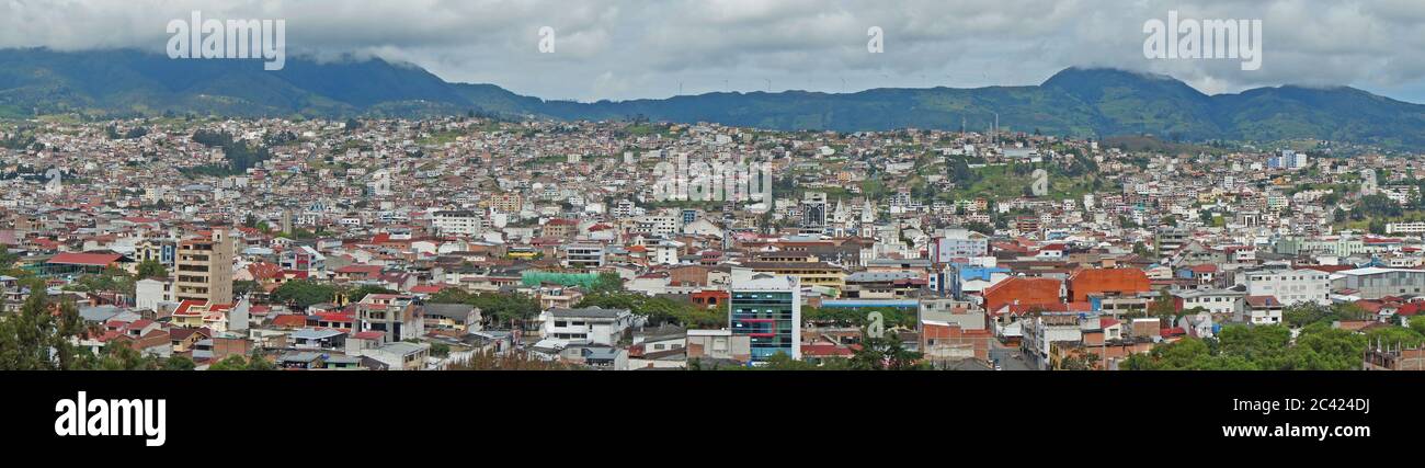 Inmaculada Concepcion de Loja, Loja / Equateur - avril 3 2019: Vue panoramique de la ville de Loja en Equateur avec des montagnes à l'horizon sur une cl Banque D'Images