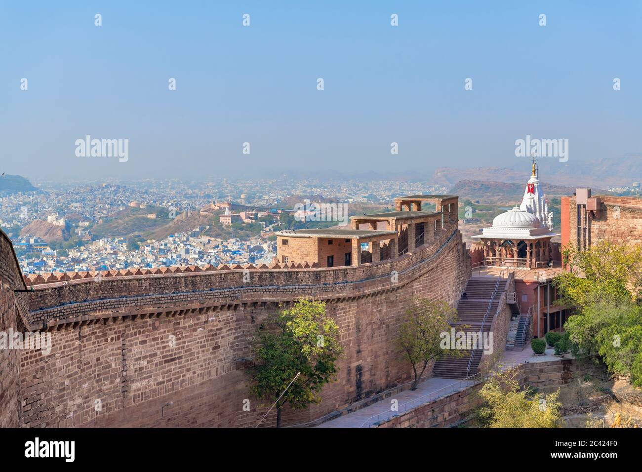 Vue depuis les murs du fort Mehrangarh en direction du temple Maa Jwalamukhi Devi, Jodhpur, Rajasthan, Inde Banque D'Images