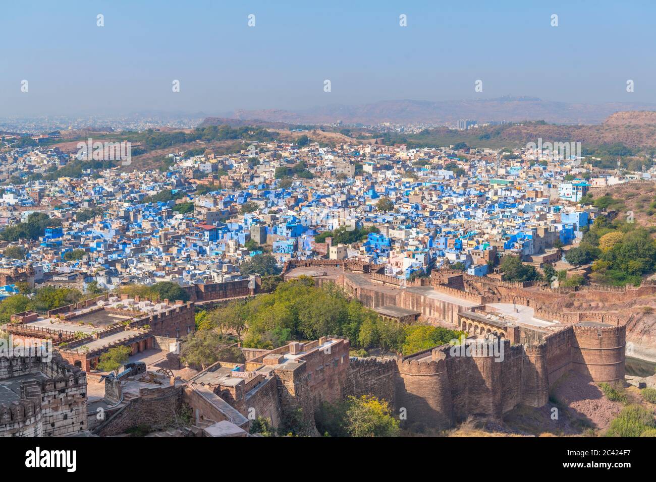Vue du fort Mehrangarh sur la 'ville bleue' de Jodhpur, Rajasthan, Inde Banque D'Images
