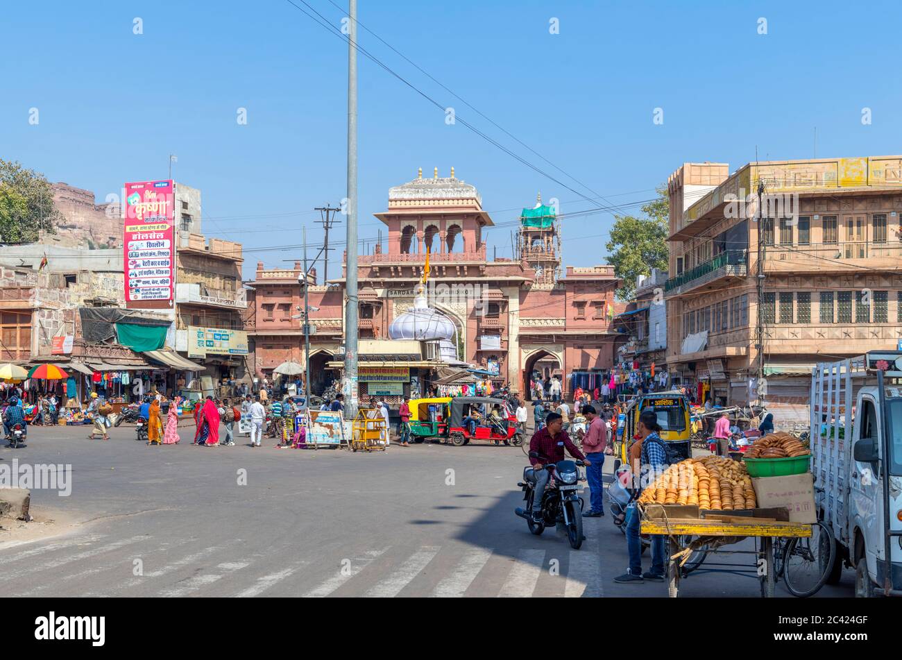 Nai Sarak, une rue animée dans le centre-ville près du marché de Sardar, Jodhpur, Rajasthan, Inde Banque D'Images
