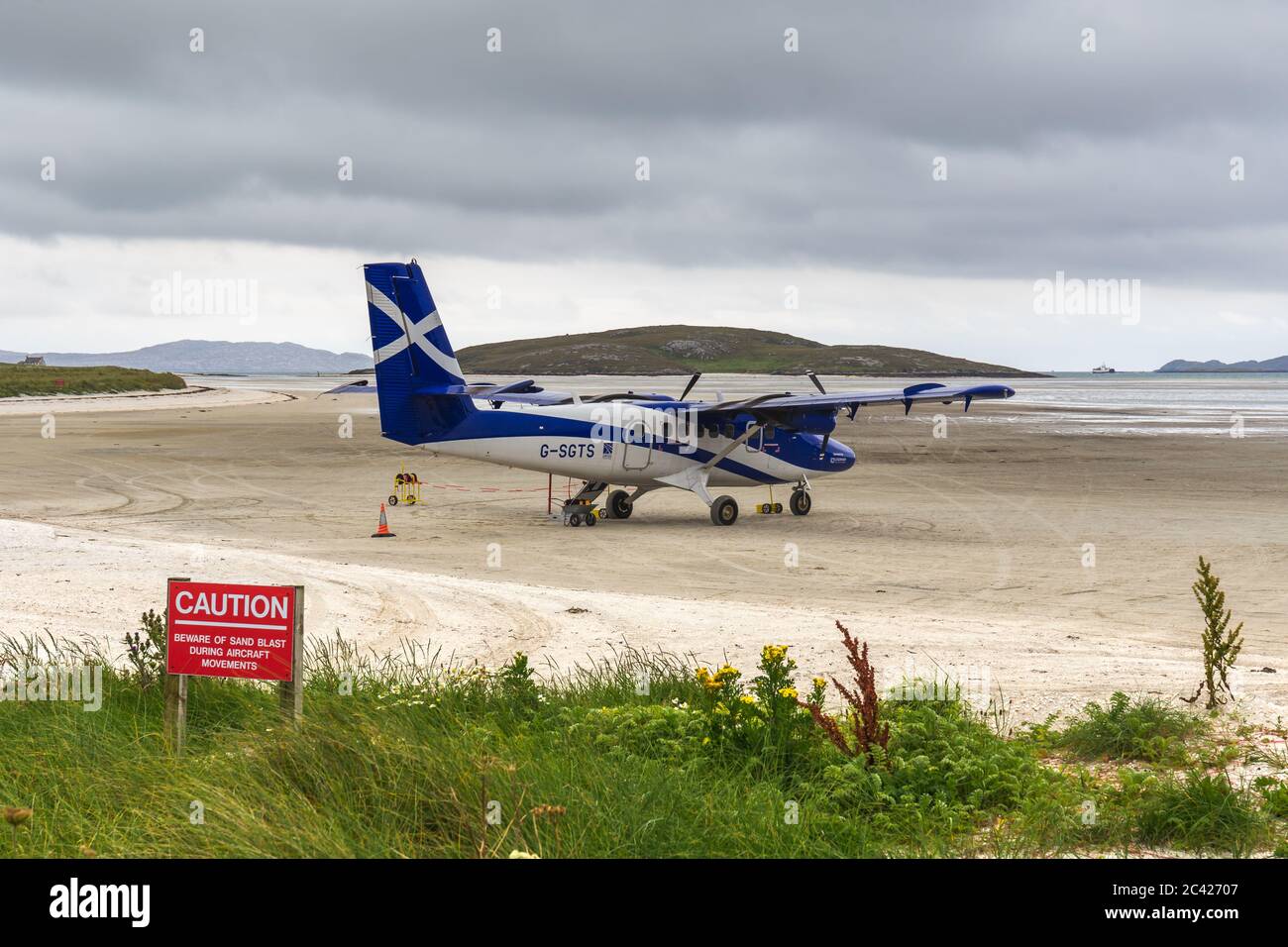 Petit avion sur la piste de sable de l'aéroport de Barra, Ecosse Banque D'Images