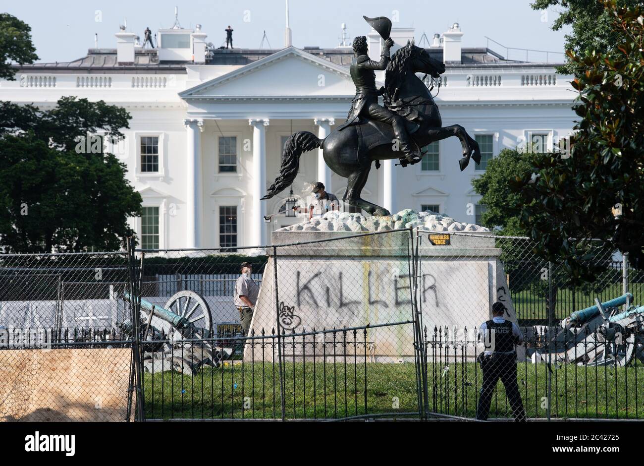 Washington, États-Unis. 23 juin 2020. Un membre du service du parc inspecte la statue d'Andrew Jackson après que les manifestants aient tenté de la déchirer pendant la nuit, à Lafayette Park près de la Maison Blanche à Washington, DC, le mardi 23 juin 2020. Photo de Kevin Dietsch/UPI crédit: UPI/Alay Live News Banque D'Images