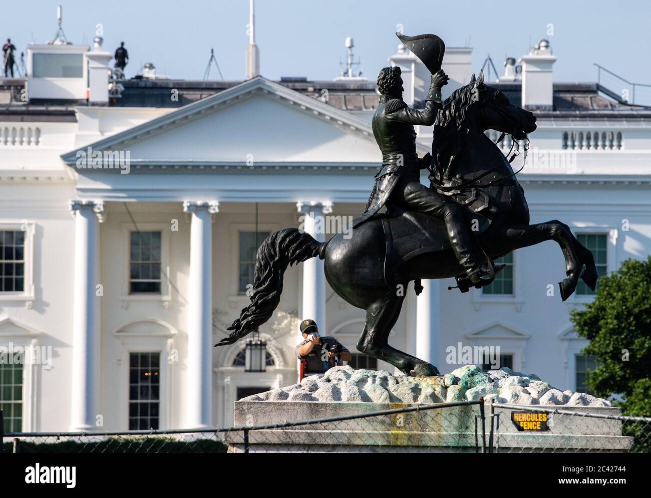 Washington, États-Unis. 23 juin 2020. Un membre du service du parc inspecte la statue d'Andrew Jackson après que les manifestants aient tenté de la déchirer pendant la nuit, à Lafayette Park près de la Maison Blanche à Washington, DC, le mardi 23 juin 2020. Photo de Kevin Dietsch/UPI crédit: UPI/Alay Live News Banque D'Images