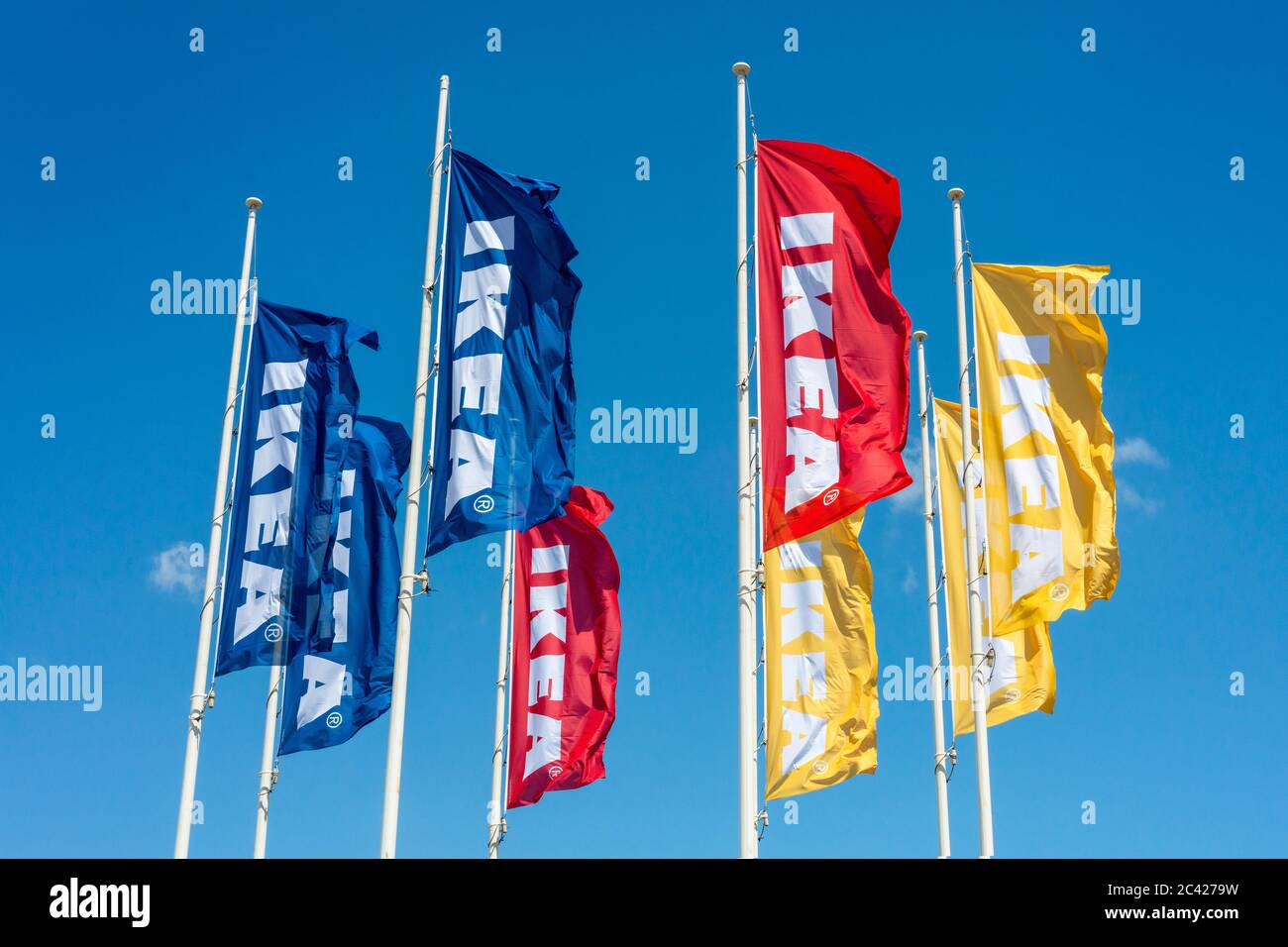 Signe IKEA et logo de marque sur des drapeaux multicolores ou multicolores qui volent contre le ciel bleu Banque D'Images
