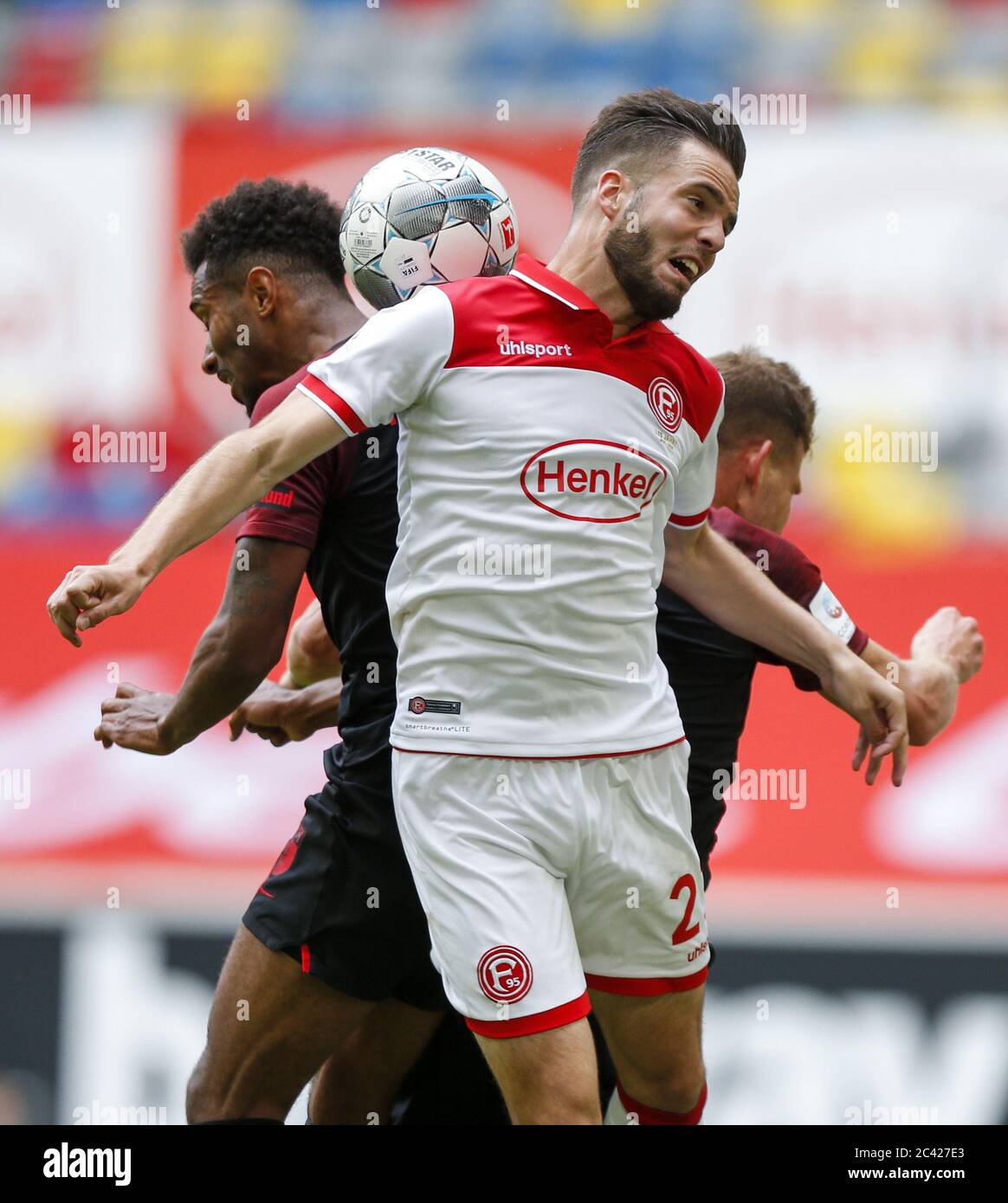 Esprit Arena Düsseldorf Allemagne 20.6.2020, football: Bundesliga saison 2019/20 match 33, Fortuna Duesseldorf (F95, blanc) vs FC Augsburg (FCA, noir) — Noah Sarenren Bazee (FCA), Erik Thommy (F95), Florian Niederlechner (FCA) en raison de la pandémie de Corona, les matchs sont joués dans des stades vides sans spectateurs. Norbert Schmidt/Pool/via Kolvenbach # usage éditorial seulement # # réglementation DFL interdit toute utilisation de photographies comme séquences d'images et/ou quasi-vidéo # # nouvelles nationales et internationales hors # Banque D'Images