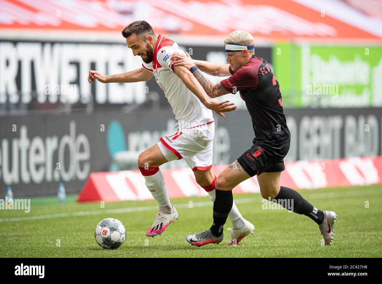 Esprit Arena Düsseldorf Allemagne 20.6.2020, football: Bundesliga saison 2019/20 match jour 33, Fortuna Duesseldorf (F95, blanc) vs FC Augsburg (FCA, noir) — Kenan KARAMAN (F95), Philipp MAX (FCA) en raison de la pandémie de Corona, les matchs se jouent dans des stades vides sans spectateurs crédit: AnkeWaelischmiller/Sven Simon/ Pool/via Kolvenbach # usage éditorial seulement # # réglementation DFL interdit toute utilisation de photographies comme séquences d'images et/ou quasi-vidéo # nouvelles nationales et internationales hors # Banque D'Images