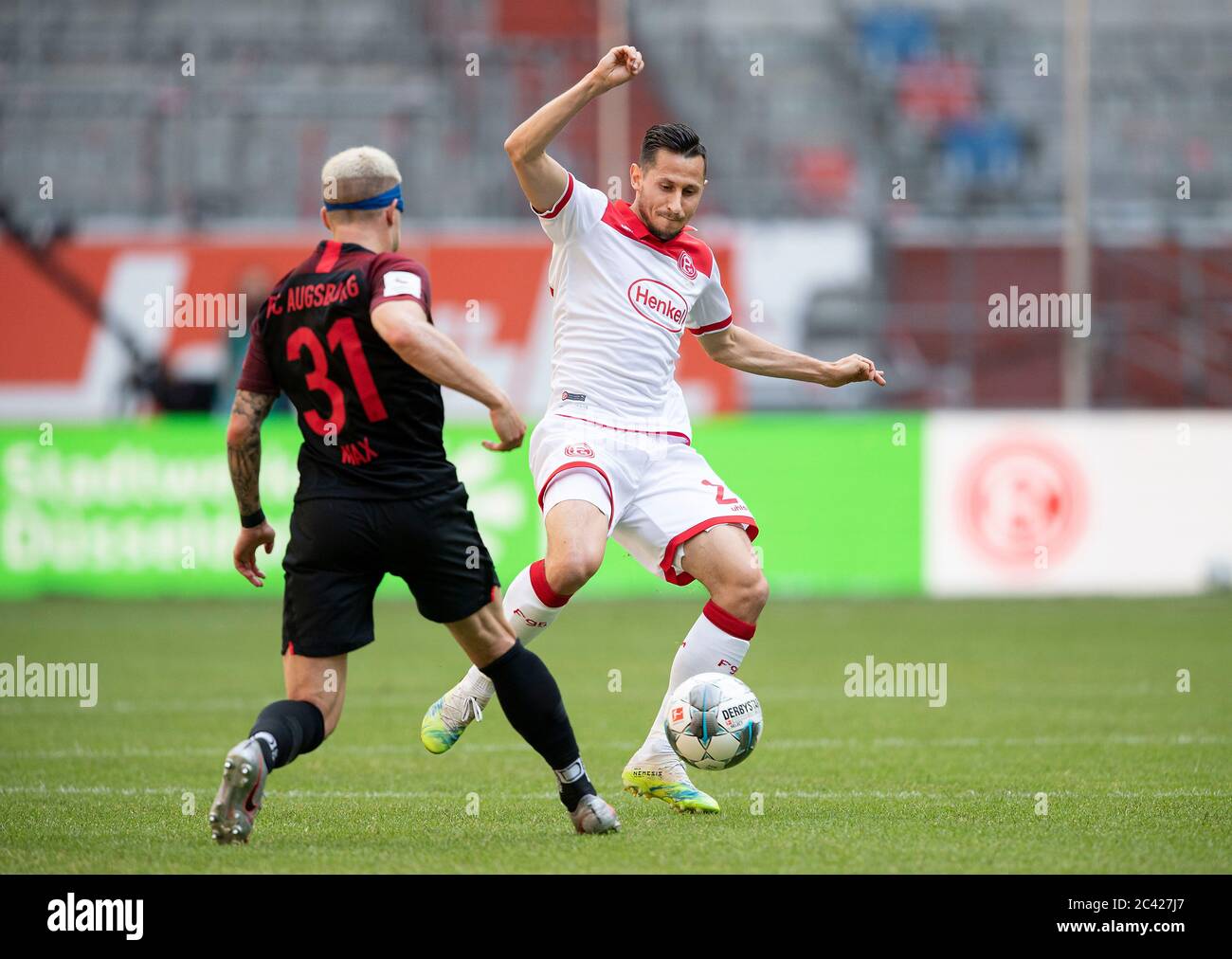 Esprit Arena Düsseldorf Allemagne 20.6.2020, football: Saison Bundesliga 2019/20 match day 33, Fortuna Duesseldorf (F95, blanc) vs FC Augsburg (FCA, noir) — Steven SKRZYBSKI r. (D) , Philipp MAX (A), en raison de la pandémie de Corona, les matchs sont joués dans des stades vides sans spectateurs crédit: AnkeWaelischmiller/Sven Simon/ Pool/via Kolvenbach # usage éditorial seulement # # les règlements DFL interdisent toute utilisation de photographies comme séquences d'images et/ou quasi-vidéo # # nouvelles nationales et internationales hors # Banque D'Images