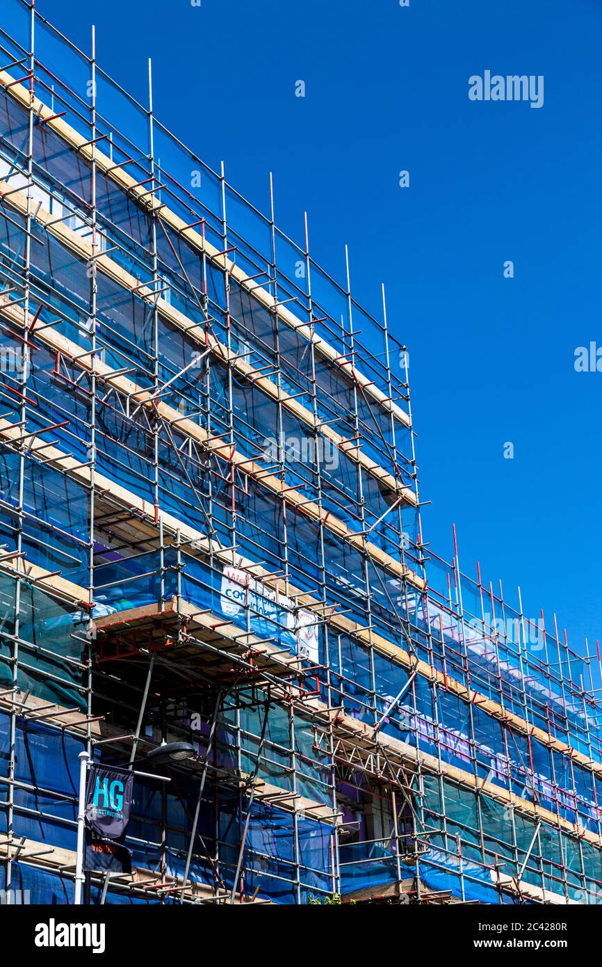 Gros plan d'un échafaudage autour d'un bâtiment contre le ciel bleu Banque D'Images