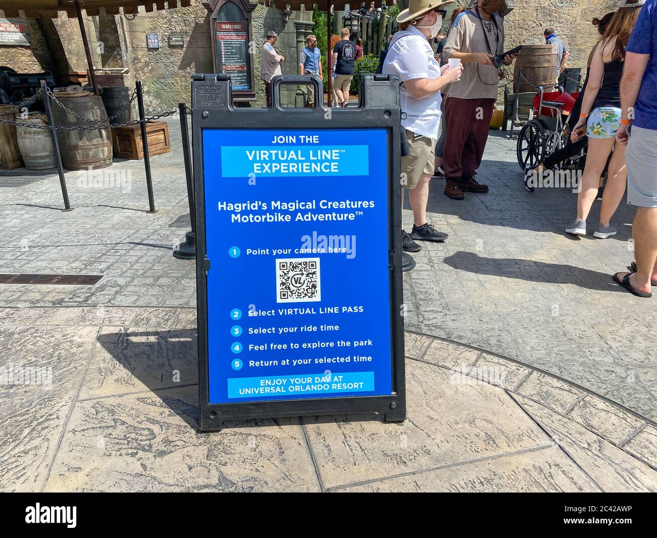 Orlando, FL/USA - 6/13/20: Un panneau expliquant le système de ligne virtuelle à Universal Studios en dehors de la promenade magique des créatures Hagrid. Banque D'Images