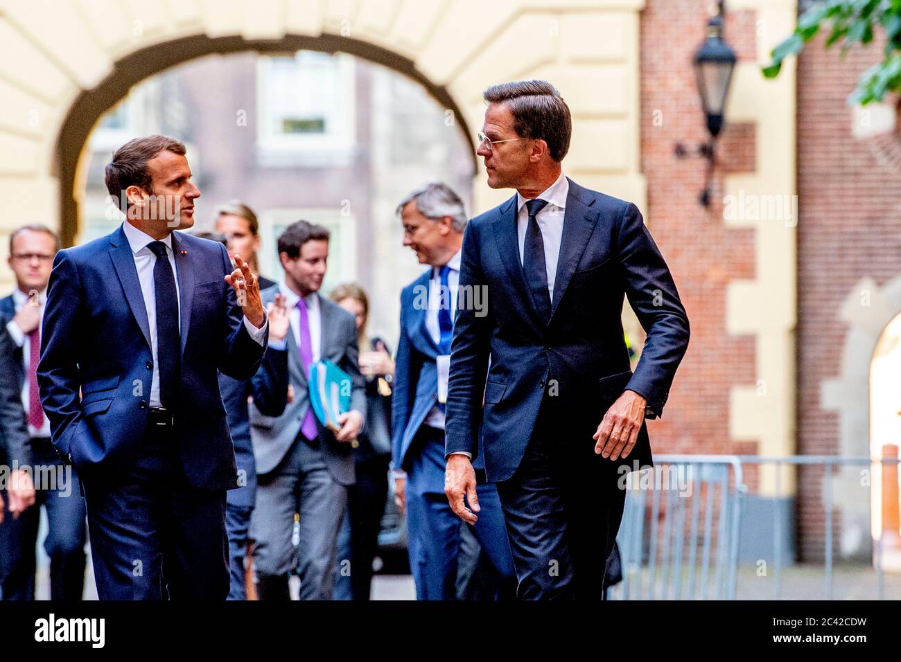 Le président Emmanuel Macron (L) vu le Premier ministre Mark Rutte (R) en vue d'une réunion. Le président Emmanuel Macron arrive pour une réunion avec le Premier ministre Mark Rutte. Les deux chefs de gouvernement discutent, entre autres, du fonds de redressement, qui devrait aider les pays à lutter contre la crise pandémique du coronavirus. Banque D'Images