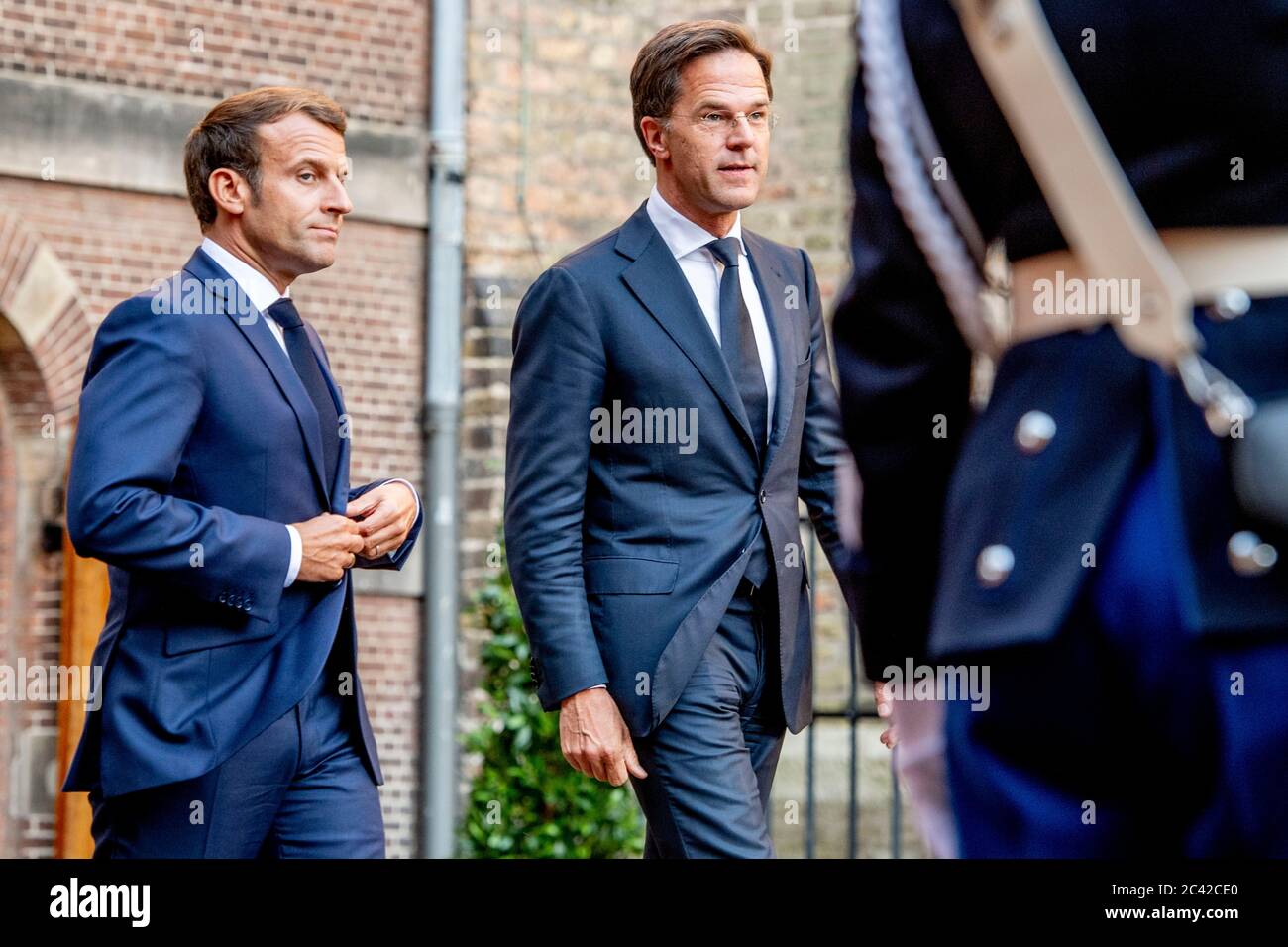 Le président Emmanuel Macron (L) a vu le Premier ministre Mark Rutte (R) se rendre à une réunion. Le président Emmanuel Macron arrive pour une réunion avec le Premier ministre Mark Rutte. Les deux chefs de gouvernement discutent, entre autres, du fonds de redressement, qui devrait aider les pays à lutter contre la crise pandémique du coronavirus. Banque D'Images