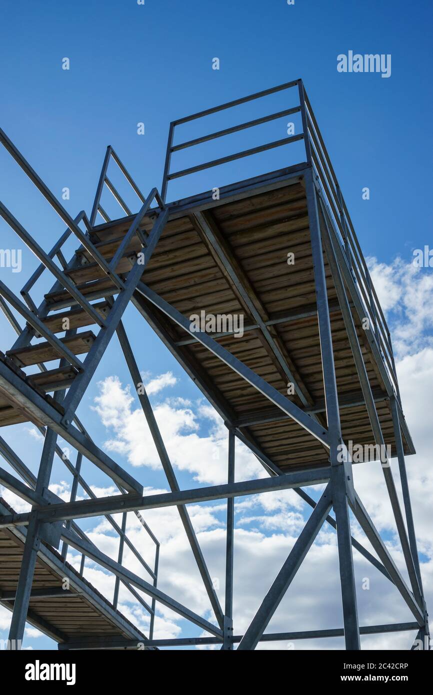 Piscine extérieure, petite tour de plongée en métal et planche à bord en bois , Finlande Banque D'Images