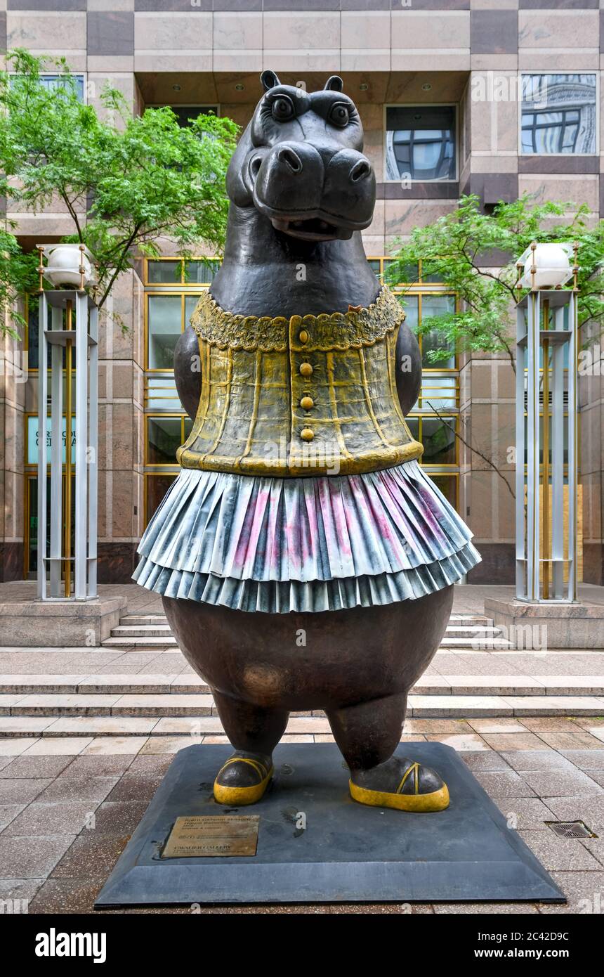 New York City, New York - 11 juin 2020 : Hippo Ballerina en bronze et en cuivre à l'extérieur de Manhattan, New York. Banque D'Images