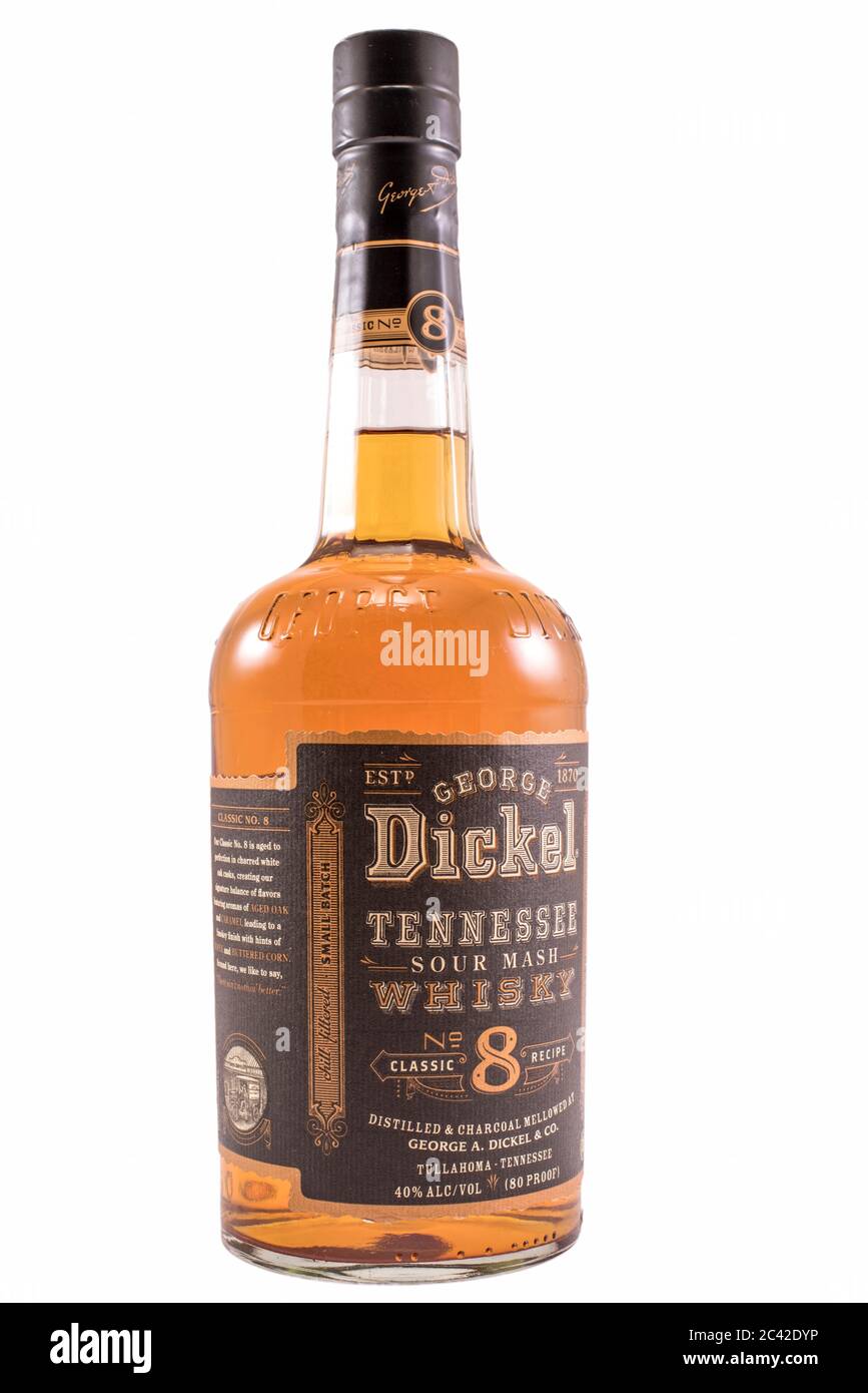 George Dickel huit (8) ans Tennessee Whiskey sur un fond blanc Uni pour une isolation facile et une découpe comme composant d'image Banque D'Images