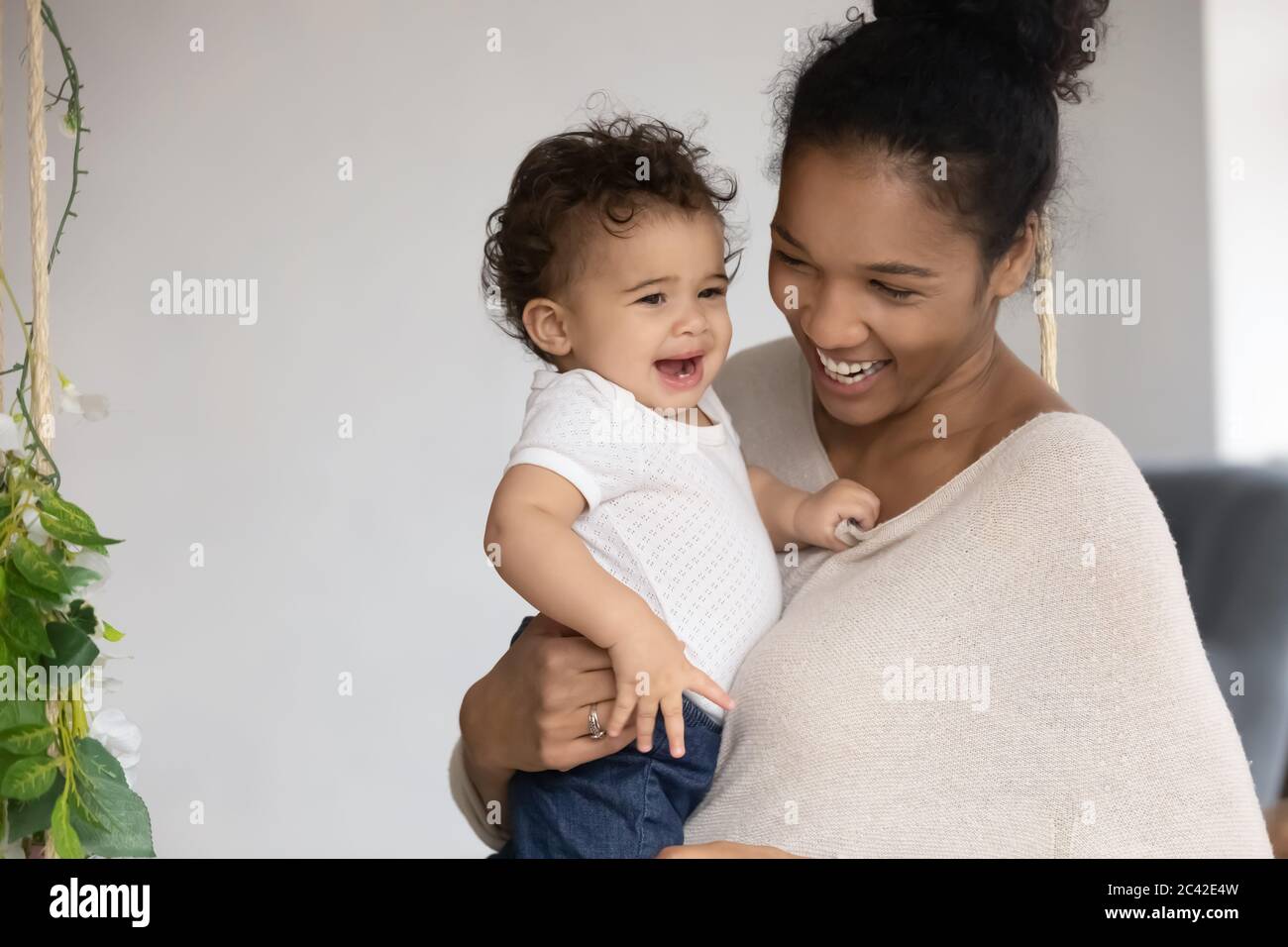 Bonne mère afro-américaine, adorable petite fille en gros plan Banque D'Images