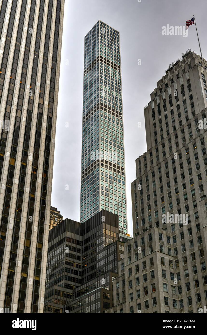 New York City, New York - 11 juin 2020 : 432 Park Avenue sur le rang des milliardaires au milieu des gratte-ciels vus de la Cinquième Avenue à New York. Banque D'Images