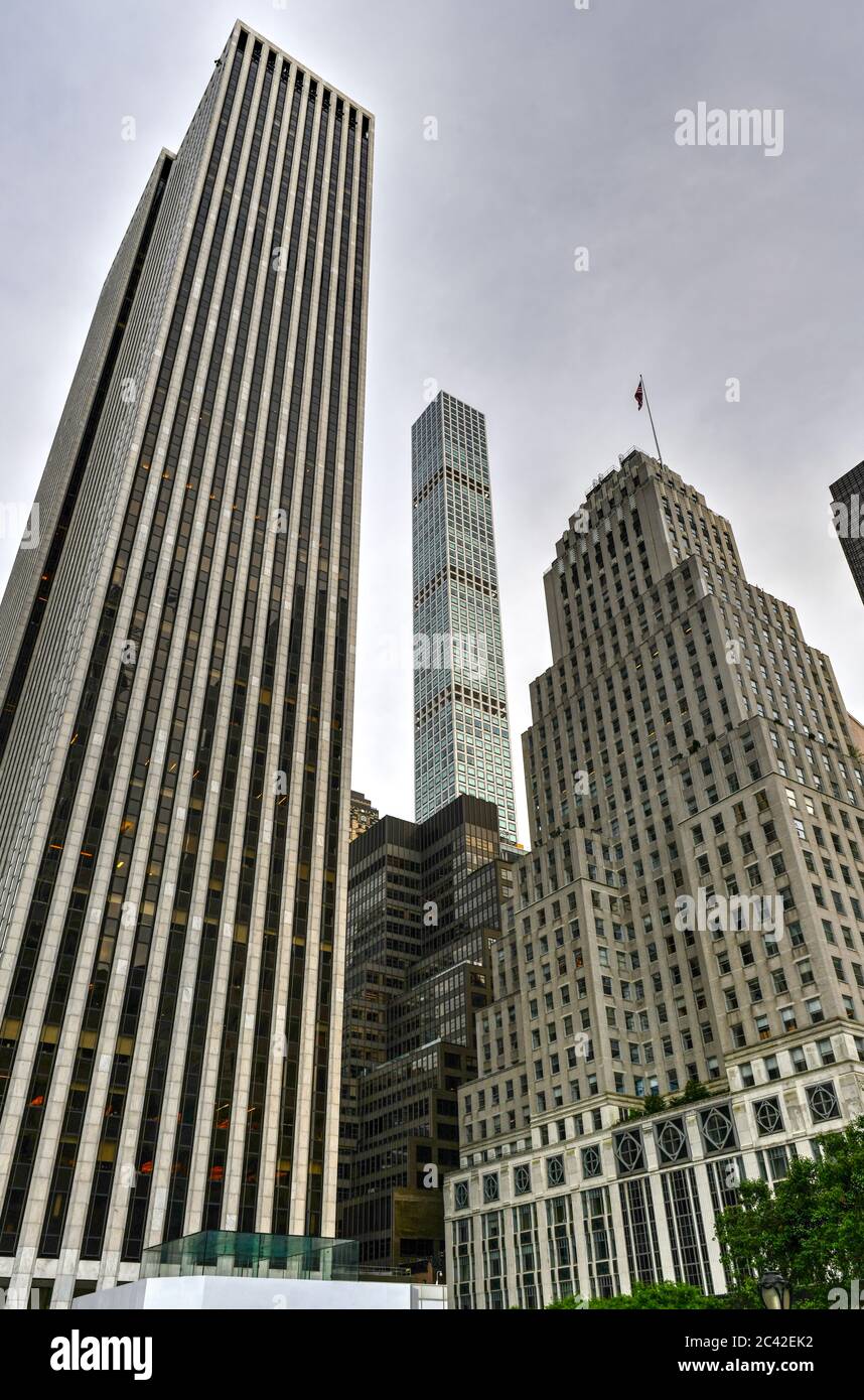 New York City, New York - 11 juin 2020 : 432 Park Avenue sur le rang des milliardaires au milieu des gratte-ciels vus de la Cinquième Avenue à New York. Banque D'Images