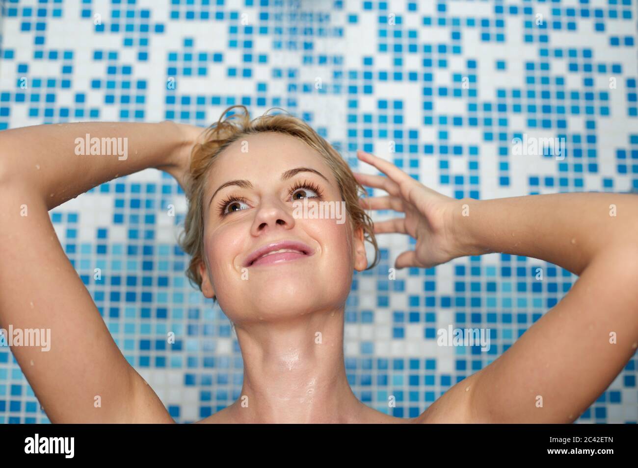 Une femme d'âge moyen prend une douche Banque D'Images