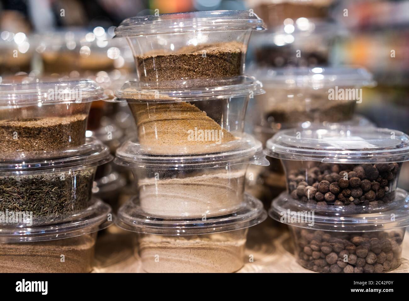 diverses épices et herbes conditionnées dans de petites boîtes en plastique transparent Banque D'Images
