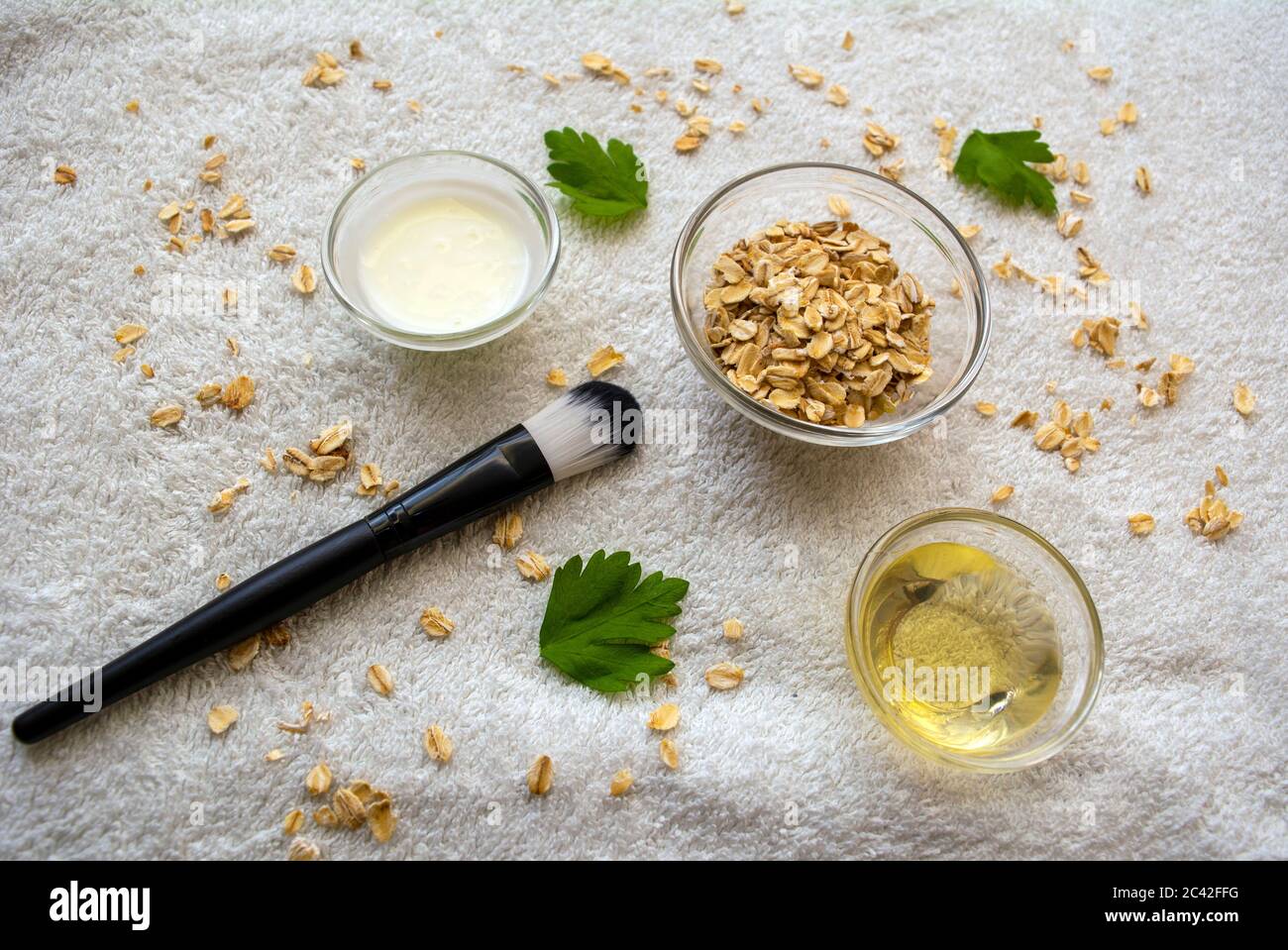 Bricolage flocons d'avoine avec miel et masque de yaourt pour l'acnée et  l'hydratation de peau Photo Stock - Alamy