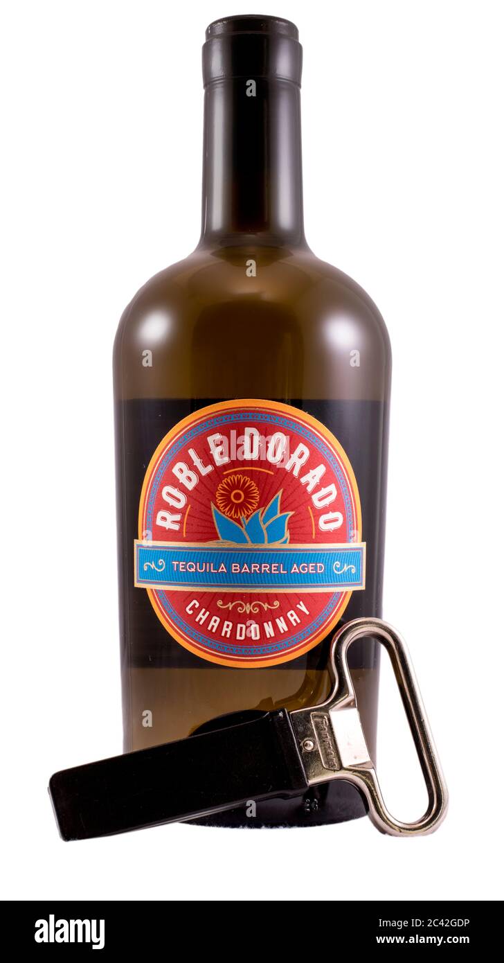 Bouteille de vin de Chardonnay au tonneau de Tequilla Barrel sur fond blanc Uni pour une isolation et une élimination faciles du sujet Banque D'Images