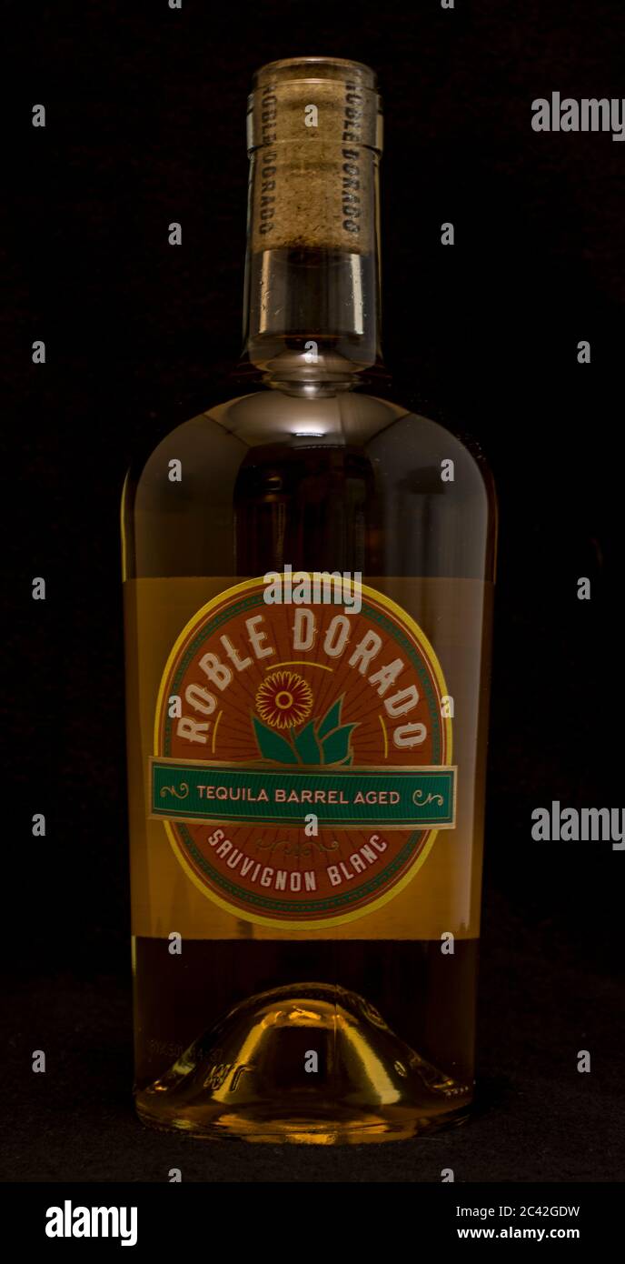 Roble Dorado Tequilla Barrel a terminé la bouteille de vin blanc Sauvignon sur fond noir Uni pour faciliter l'isolation et le retrait du sujet Banque D'Images