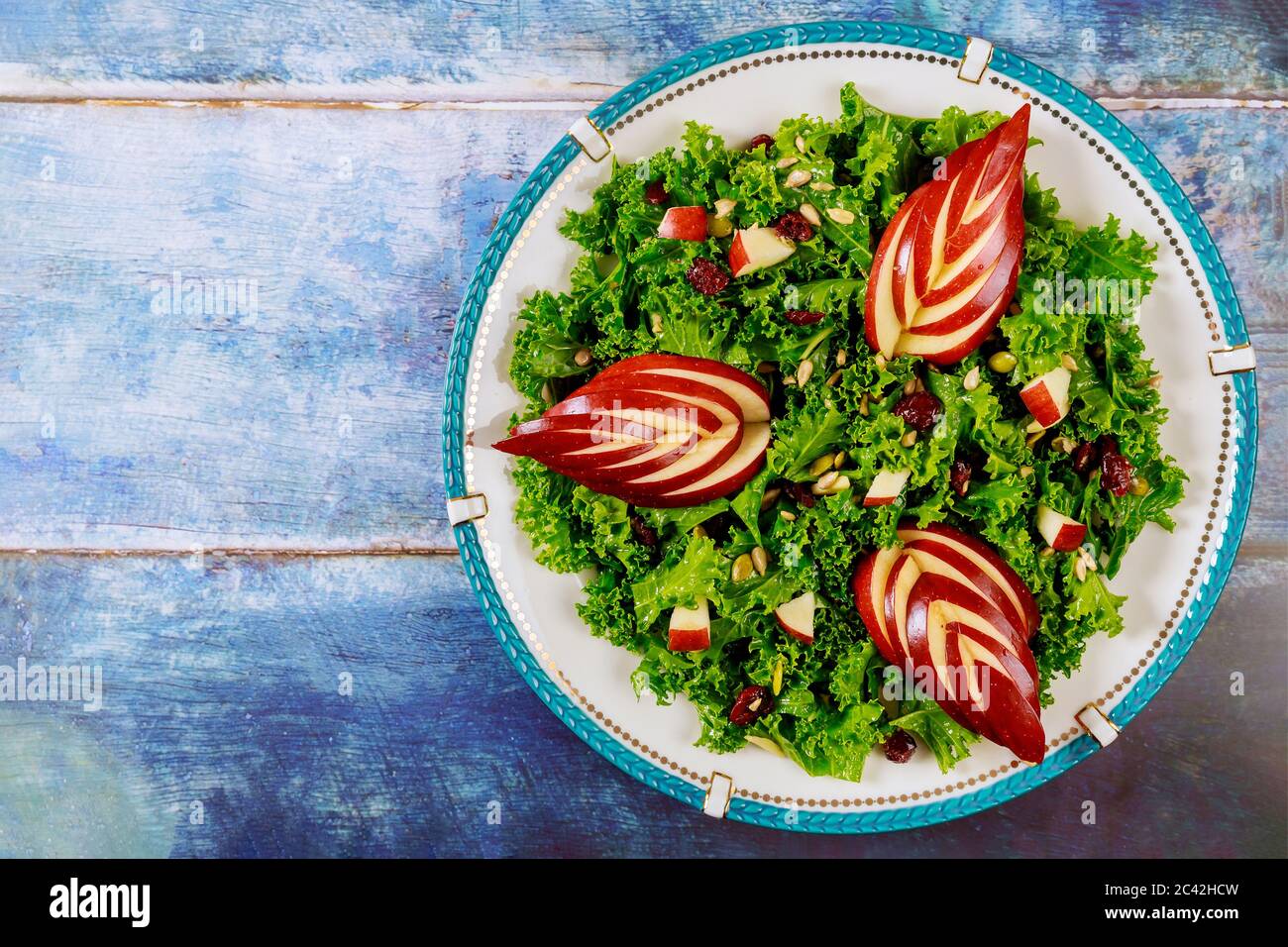 Salade de keto saine avec chou vert, canneberge aux pommes rouges et graines de tournesol. Banque D'Images