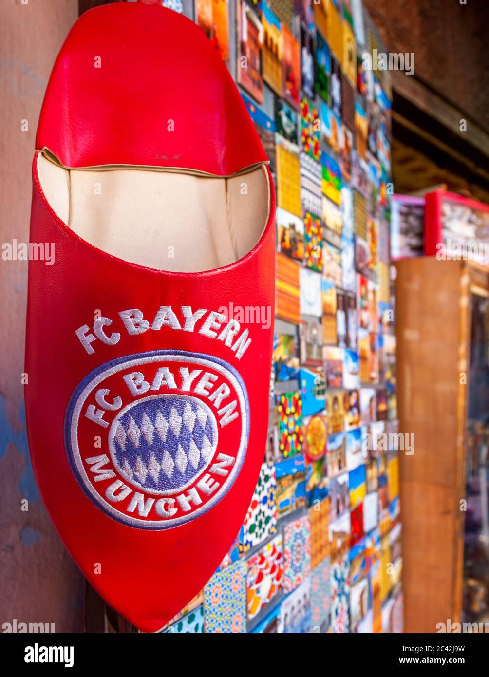 Chaussure en cuir Marocain Babouche avec logo Bayern Munich Banque D'Images