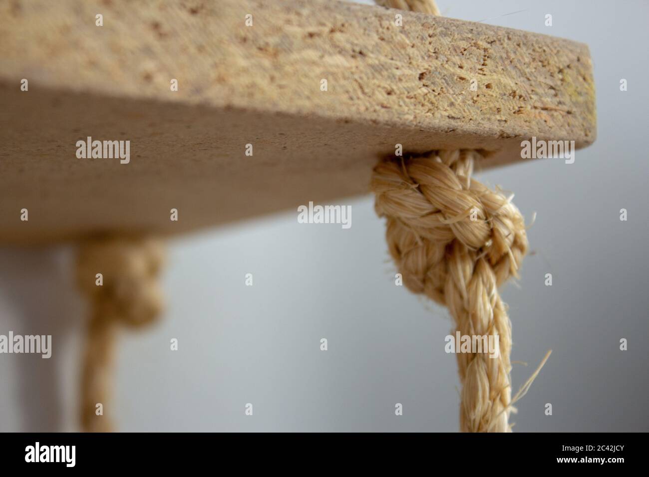 Étagère en corde de sisal faite avec de vieilles planches, gros plan sur le  nœud tenant la tablette Photo Stock - Alamy