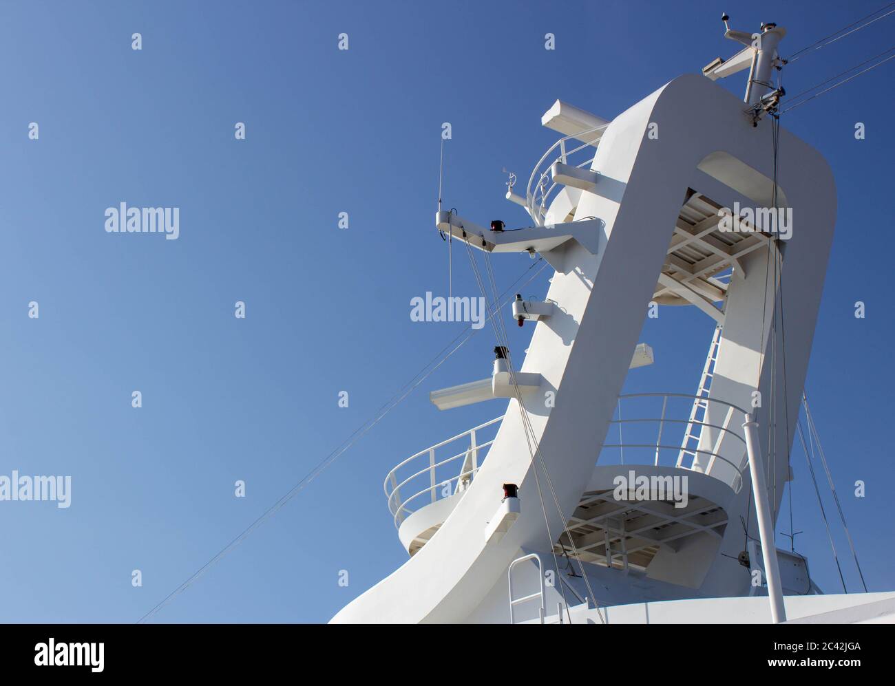 Antennes et dispositifs de communication d'un navire de croisière Banque D'Images