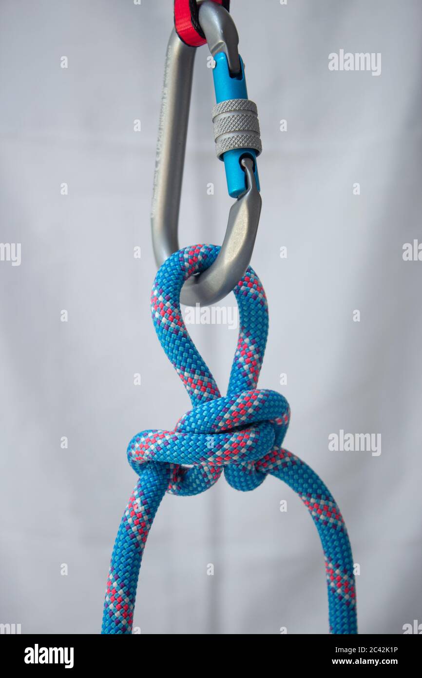 Nœud papillon alpin attaché avec une corde d'escalade à un mousqueton en  forme de poire Photo Stock - Alamy