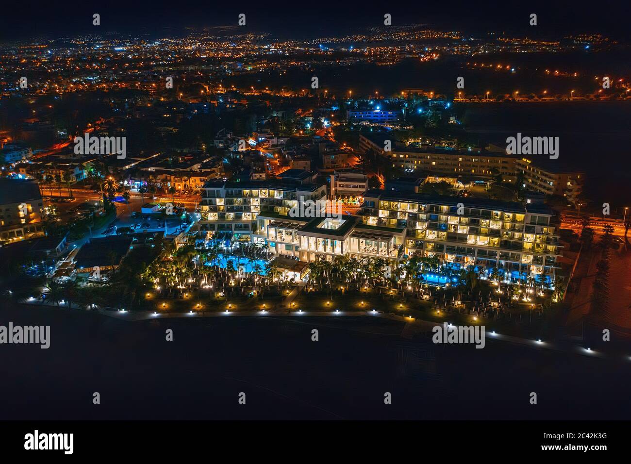 Chypre, remblai de Paphos avec éclairage, vue aérienne la nuit. Célèbre station balnéaire méditerranéenne. Voyages d'été. Banque D'Images