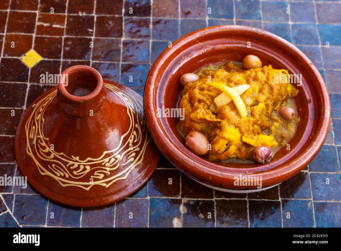 Des spécialités marocaines typiques, comme le poulet au citron, sont préparées dans le tajine d'argile Banque D'Images